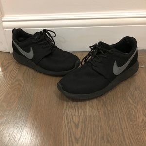 Black Nike Roshes Sneakers
